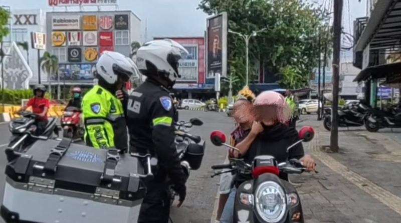 Polantas di Karawang Berikan Teguran Humanis Kepada Pelanggar di Jalan Raya Johar