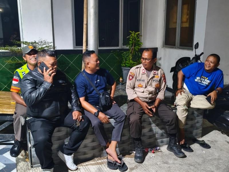 Anggota Polsek Batujaya melaksanakan kegiatan Ngawangkong bersama Masyarakat Desa Karyamakmur