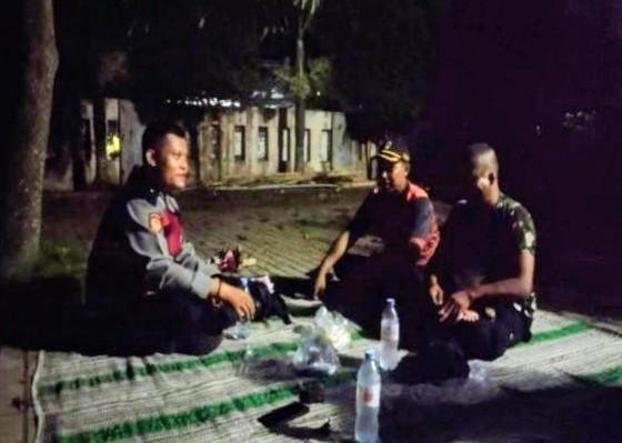 Upaya Anggota Polsek Banyusari Melaksanakan Sosialisasikan Bahaya Judi Online Kepada Masyarakat