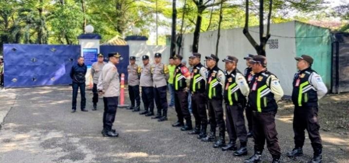 Pra Mayday, Kapolsek Klari Pimpin Apel Kesiapan Pengamanan Keberangkatan Serikat Buruh KBPP dalam Rangka UNRAS ke Disnakertrans Karawang