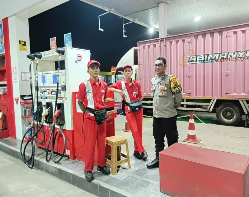 Polisi di Telukjambe Laksanakan Patroli Prekat di Lokasi objek Vital SPBU Pasir Buah