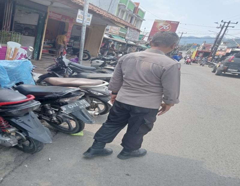 Pastikan Parkir Motor di Pasar Loji Aman, Personil Polsek Tegalwaru Patroli dan Monitor