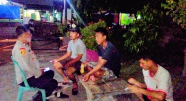 Sinergi Bhabinkamtibmas Polsek Klari Bersama Warga Lewat Jaga Kamtibmas Ronda Malam