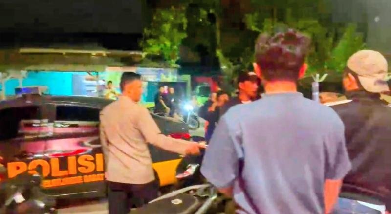 Respons Cepat Polisi dan Warga Berhasil Amankan Terduga Pelaku Dugaan Pencurian Handphone di Telukjambe Barat