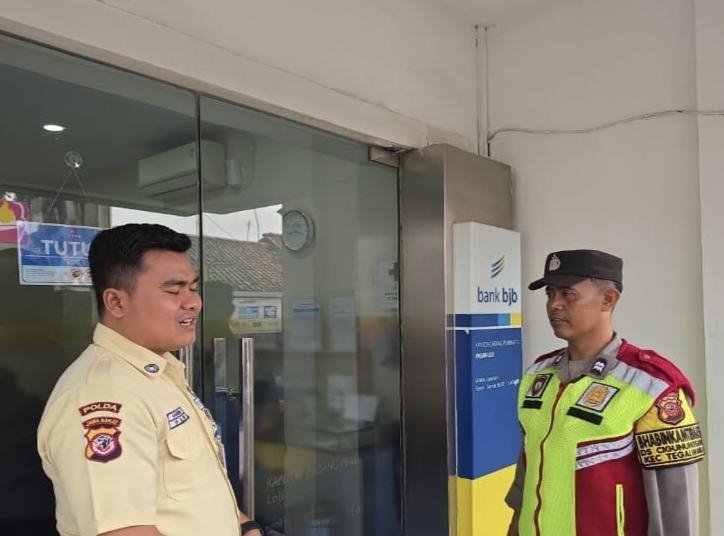 Personil Polsek Tegalwaru Patroli Siang Monitoring Kantor BJB Loji Imbau Waspadai Potensi Kejahatan