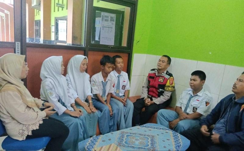Bhabinkamtibmas Polsek Telagasari Laksanakan Penyuluhan Cegah Kenakalan Remaja di Desa Binaan