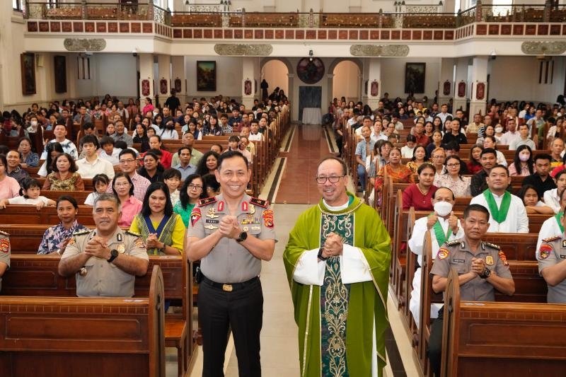 Minggu Kasih di Gereja Santa Maria Mataram, Wakapolda NTB Ajak Keluarga dan Tokoh Agama Pelihara Kamtibmas