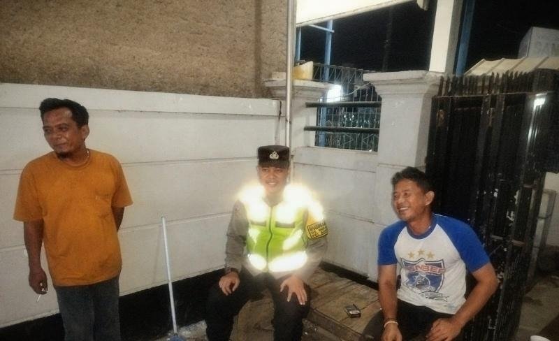 Pak Bhabinkamtibmas Ikut Serta Dalam Giat Ronda Bersama Warga