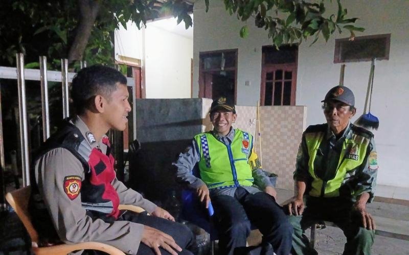 Upaya.Pak Bhabinkamtibmas Polsek Telagasari Gencar Laksanakan Ronda, Cegah Gukamtibmas Bersama Warga