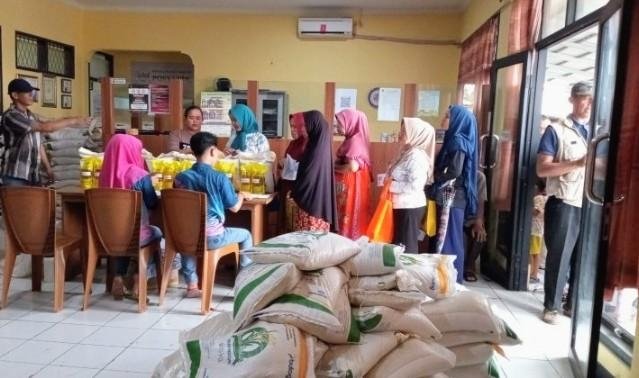 Senyum Warga Babakan dan Sindang Palay Mengembang Usai Terima Bantuan Pangan