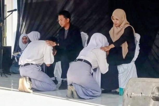Haru dan Doa di Penghujung Perjalanan: Siswa SMKN 1 Banyusari Menapaki Gerbang Masa Depan