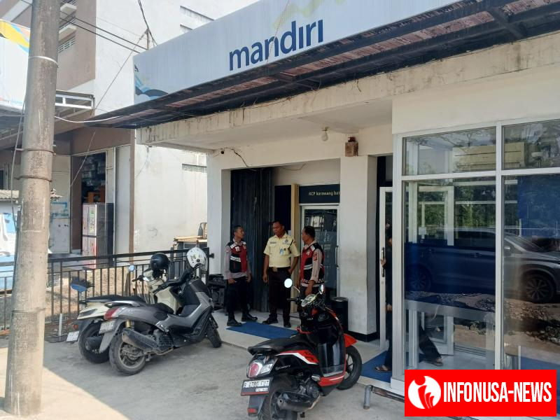 Anggota Polsek Batujaya Sambangi Scurity Bank Mandiri Unit Batujaya di siang hari