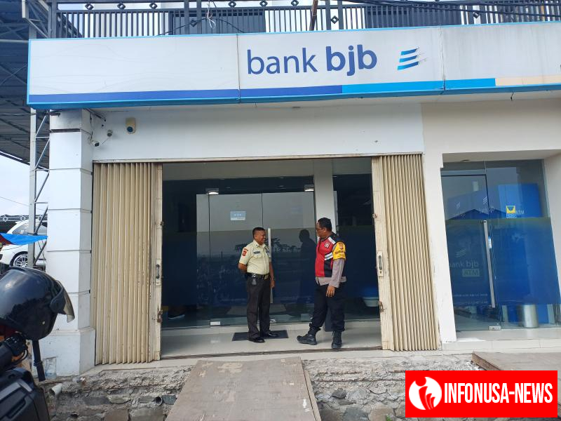 Anggota Polsek Batujaya Sambangi Scurity Bank BJB Unit Batujaya pada siang hari