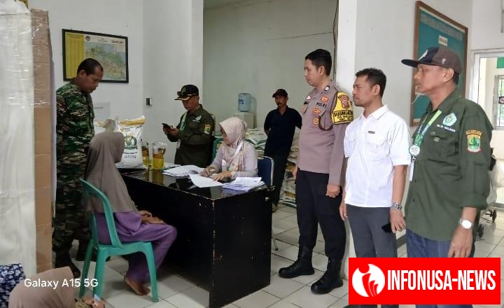 Para Bhabinkamtibmas Polsek Klari Monitoring Penyaluran Bansos Pemerintah di Masing Masing Desa