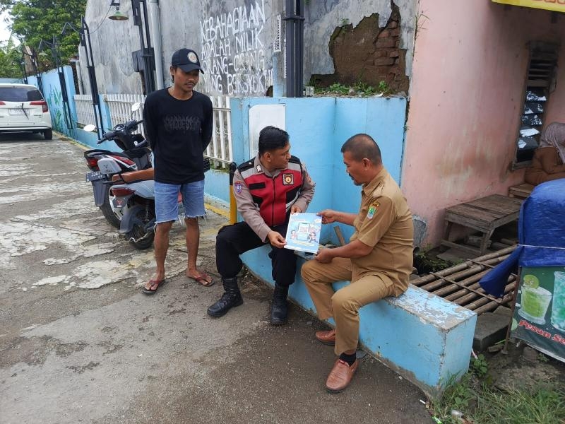 Personil Polsek Laksanakan Giat Sosialisasi QR Barcode Yanduan Divisi Propam Polri Bidpropam Polda Jabar.

