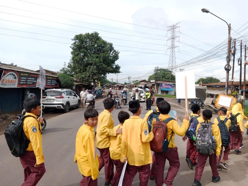 Polsek Klari Berikan Pengamanan Pawai Tarhib Menyambut Ramadhan1447 H di Sekolah Bintang Annisa Islamic