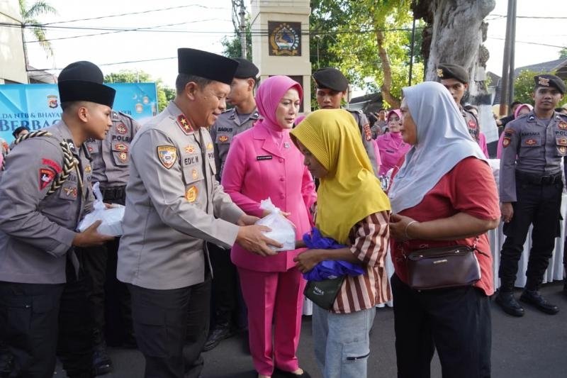Kapolda NTB dan PJU Turun ke Jalan, Bagi Takjil di Depan Mako Polda