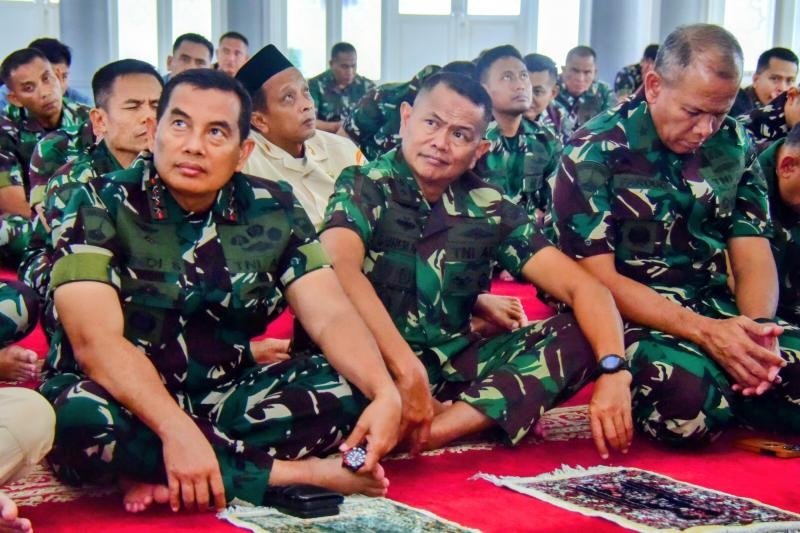 PANGKORMAR IKUTI KULTUM RAMADHAN BERSAMA PRAJURIT DAN PNS MAKO KORMAR