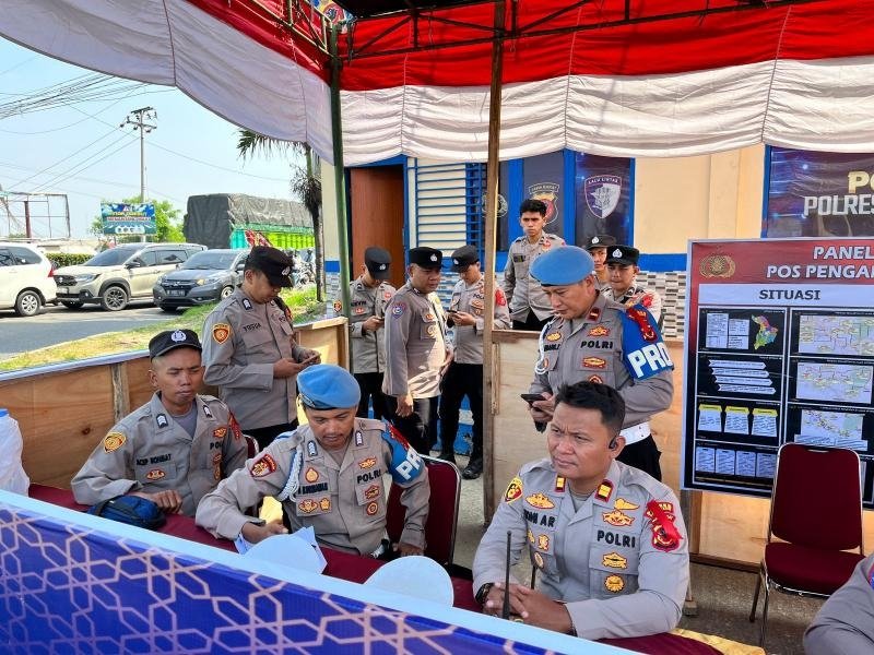 Pastikan Personel Siap Jaga Pemudik, Provos Polres Karawang Lakukan Pengecekan di Pos Pam Pendeuy