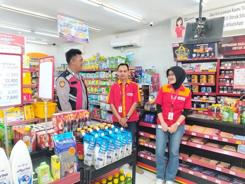 Tak Hentinya Anggota Polsek Batujaya laksanakan Patroli Prekat serta Ciptakan Keamanan di Minimarket