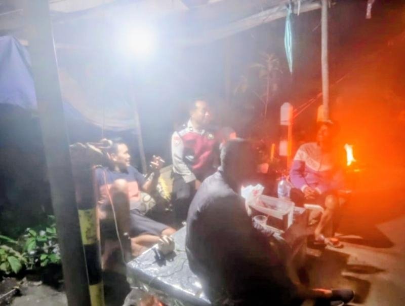 Jaga Kedekatan, Bhabinkamtibmas Desa Ciptasari Laksanakan Giat Ngawangkong Bersama Warga