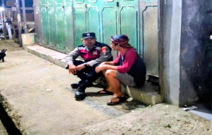 Personil Polsek Tegalwaru Patroli Dinihari di Loji Antisipasi Pekat dan C3 Sapa dan Edukasi Warga
