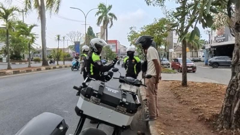 Upayakan Kamseltibcarlantas Presisi, Satlantas Polresta Karawang Bina Etika Berlalu Lintas Kepada Pengendara Motor