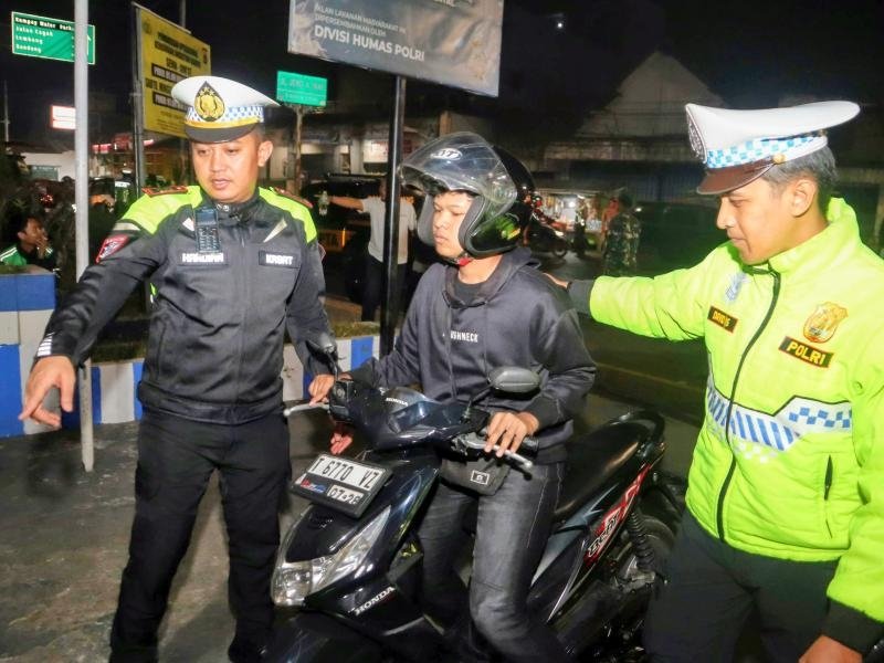 KRYD Malam Minggu, Kapolres Subang Pimpin Penindakan Knalpot Tidak Standar, 33 Pelanggar Ditindak