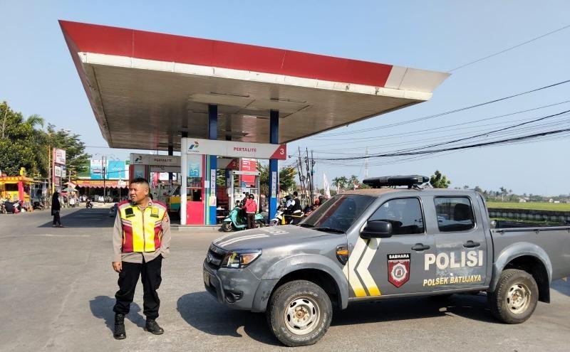 Anggota Polsek Batujaya melaksanakan Patroli Prekat di SPBU Batujaya