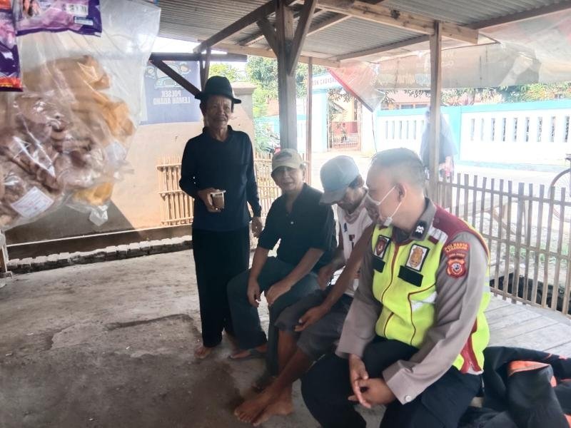 Bhabinkamtibmas Polsek Telagasari Lakukan Penyuluhan Terkait Pencegahan Kenakalan Remaja Kepada Masyarakat Binaan