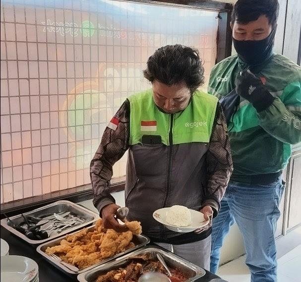 Ojol Karawang Dapat Makan Gratis, Amin Doakan Kapolresta Selalu Diberi Keberkahan