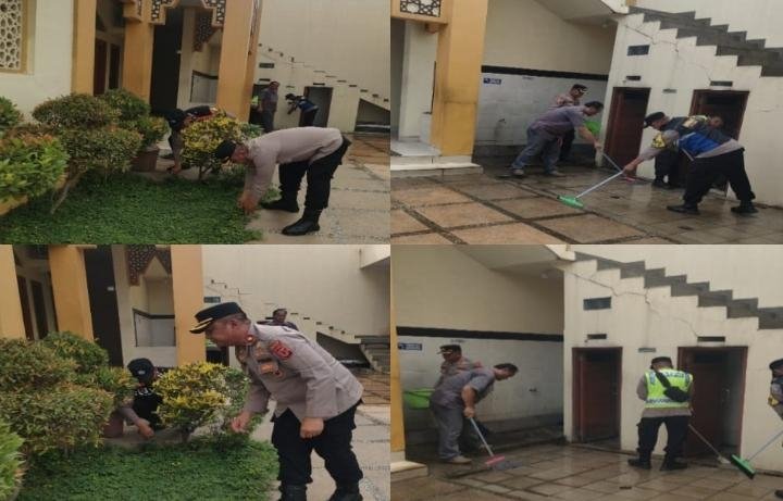 Dukung Program Green Policing Kapolri, Polsek Klari Gelar Aksi Bersih-Bersih di Masjid Al Danish?