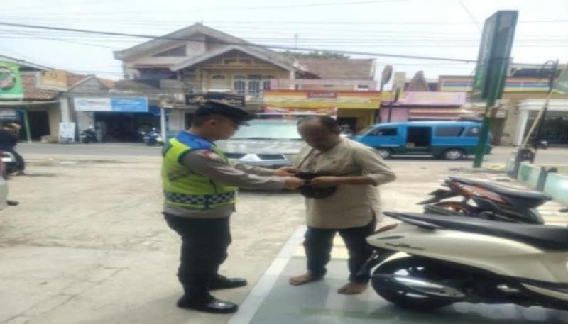 Prekat Polsek Banyusari Giat Patroli Jalan Raya Pasar Gempol Antisipasi Kejahatan