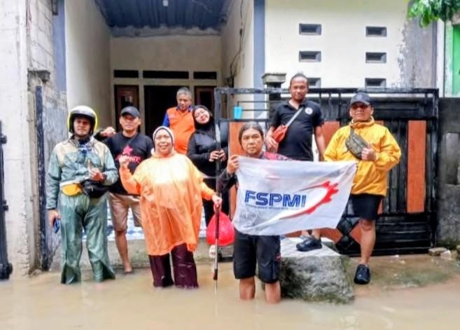 Saat Solidaritas Buruh Mengalir Bersama Air Surut