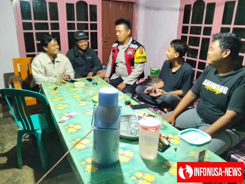 Anggota Polsek Batujaya Sambangi Masyarakat Segaran untuk melaksanakan Kegiatan Ngawangkong