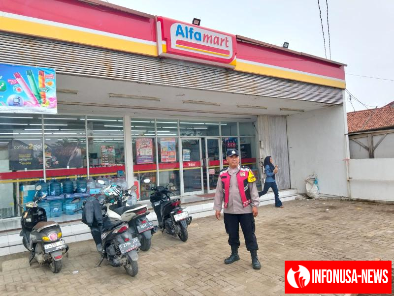 Anggota Polsek Batujaya melaksanakan Patroli Prekat serta Ciptakan Keamanan di Minimarket