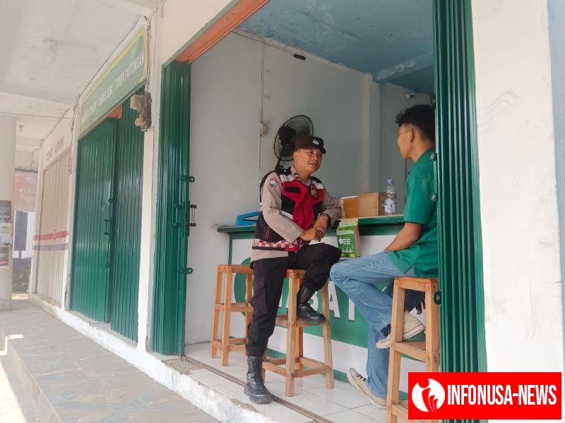 Penjaga Sahabat Gadai Loji Diedukasi Personil Polsek Tegalwaru Saat Patroli Siang Agar Waspada