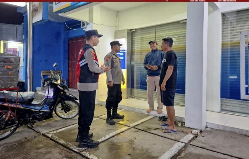 Patroli Malam Personil Polsek Tegalwaru Sasar Masyarakat di Loji Edukasi Humanis Agar Waspada