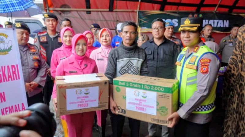 Polda Jabar Salurkan Bantuan Sosial bagi Warga Terdampak Banjir di Desa Karangligar
