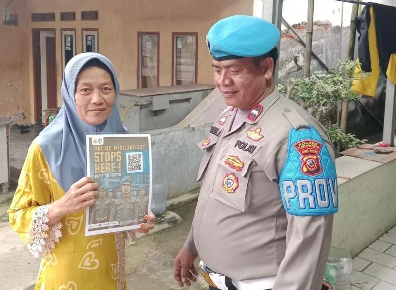 Upaya Anggota Polsek Banyusari Melaksanakan Sosialisasi QR Barcode ke Masyarakat Pengaduan Divisi Propam Polri Bidpropam Polda Jabar