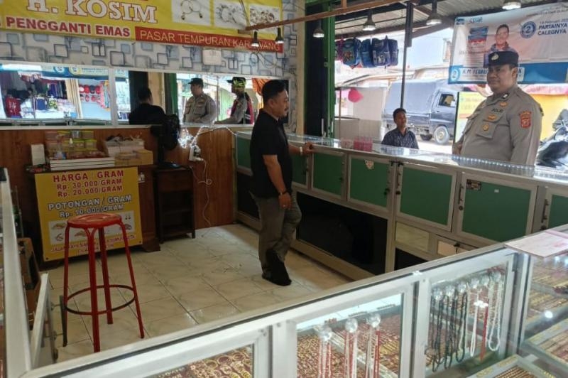 Demi Keamanan dan Kenyamanan Masyarakat. Aipda Aming Polsek Tempuran Kontrol Ke Toko Perhiasan.