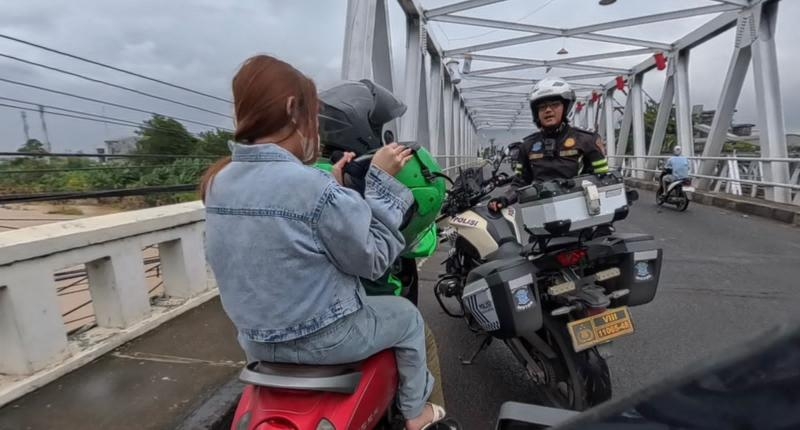 Momen Polantas di Karawang Berikan Teguran Humanis Kepada Pelanggar yang Tertangkap Tangan