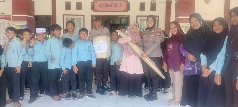 Polda NTB Tanamkan Kesadaran Kamtibmas Sejak Dini kepada Siswa SDN 4 Bajur