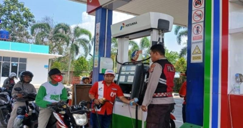 Upaya Anggota Polsek Lemahabang Sosialisasikan Layanan Call Center 110 Di Obyek Vital di Wilayah Hukum Binaan