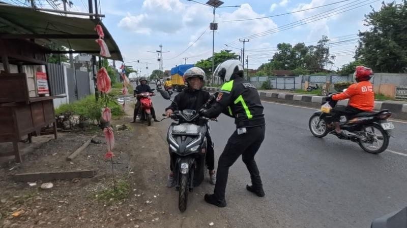 Teguran Disiplin Polantas di Karawang Kepada Pengendara Motor yang Bandel Lawan Arus