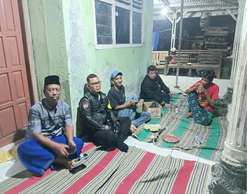 Personel Polsek Telukjambe Timur Lakukan Patroli Dialogis, Sambangi Warga Tegal Luhur