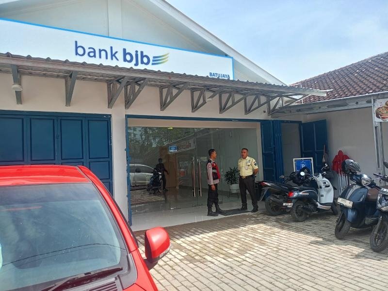 Anggota Polsek Batujaya Sambangi Scurity Bank BJB Unit Batujaya guna menyampaikan Arahan dan Himbauan