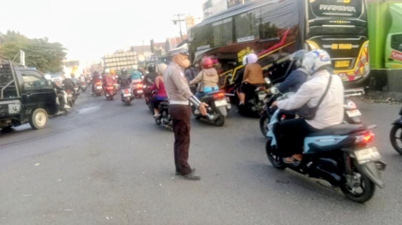 Personil Lantas Polsek Klari Hadir di Tengah Padatnya Arus Pagi Saat Masyarakat Akan Melaksanakan Aktifitas