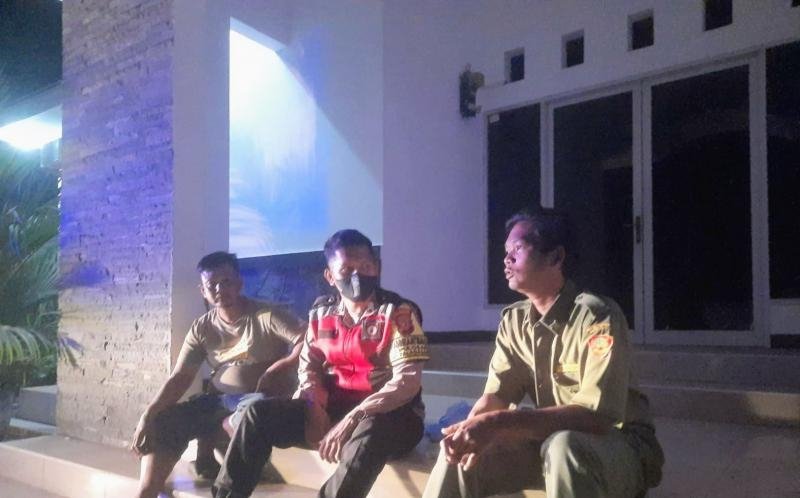 Bhabinkamtibmas Polsek Telagasari Bina Giat Siskamling Warga Untuk Pastikan Lingkungan Kondusif