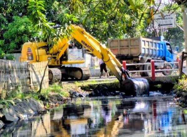 Setelah 15 Tahun Tersumbat, Saluran Talang Tembaga Dinormalisasi demi Lingkungan Lebih Sehat 